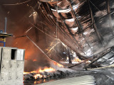 Khẩn trương dập tắt đám cháy lớn tại kho chứa hàng