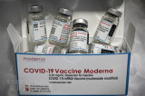 Mỹ đạt thỏa thuận mua vaccine đặc hiệu chống Omicron của Moderna