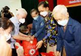 Trao quà cho 200 người dân có hoàn cảnh khó khăn ở xã Thanh An, huyện Dầu Tiếng