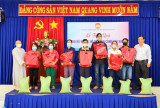 Ủy ban MTTQ Việt Nam TP.Thuận An vận động tặng quà cho 100 hộ khó khăn