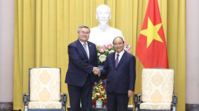 越南国家主席阮春福会见哈萨克斯坦政府副总理兼外交部部长特列乌别尔季