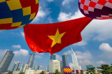 庆祝国庆节胡志明市放飞牵引大型国旗的热气球