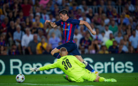 Lewandowski ghi hat-trick đầu tiên cho Barca