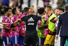Juventus hòa trận có bốn thẻ đỏ