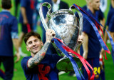 Barca dựng tượng Messi