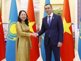 越南国家副主席武氏映春会见哈萨克斯坦上院议长毛乌林·阿希姆巴耶夫