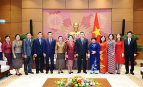 越南国会常务副主席陈青敏会见老挝国会文化与社会委员会主任图玛莉·冯帕占