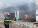 Nỗ lực dập tắt đám cháy tại cơ sở kinh doanh ốc vít kim loại