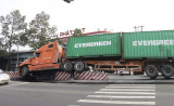 Xe container leo dải phân cách, giao thông ùn ứ cục bộ