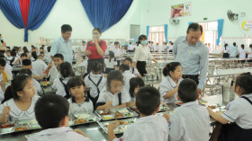 确保学校食品卫生安全：加强检查监督工作，预防食物中毒