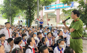 向学生宣传毒品的危害