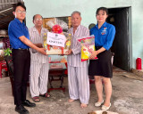 Thăm hỏi, tặng quà cựu thanh niên xung phong huyện Dầu Tiếng