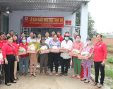 平阳省内各地举行多项有意义的活动 纪念越南红十字会成立76周年