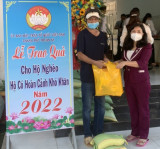 Ủy ban MTTQ Việt Nam Tp.Thuận An:  Trao 100 phần quà cho người dân có hoàn cảnh khó khăn