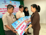 Thuan An gives over 880 health insurance cards for the poor