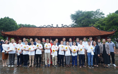 越南学生在国际数学和科学奥林匹克竞赛中获得三枚金牌