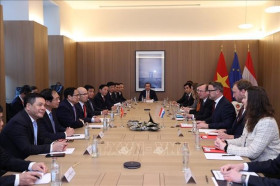 越南政府总理范明政与卢森堡大公国首相格扎维埃·贝泰尔举行会谈