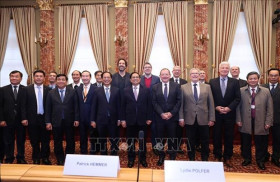 越南政府总理范明政会见卢森堡议会议长费尔南·埃特让