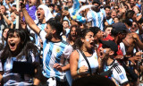Người dân Argentina vỡ òa trước chiến thắng của đội tuyển