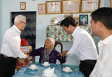 Bí thư Tỉnh ủy Bình Dương thăm, tặng quà gia đình chính sách tại huyện Dầu Tiếng