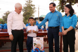 平阳省领导向困难员工和孤儿赠送春节礼物