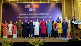美国和平队的志愿者在宣誓仪式上穿着越南奥黛