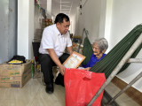 Huyện Dầu Tiếng tặng quà cho người cao tuổi