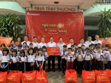 Sacombank Bình Dương: Trao tặng quà tết tại phường Hưng Định, TP.Thuận An