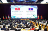 越南政府总理范明政与老挝总理宋赛·西潘敦共同主持越老投资合作会议