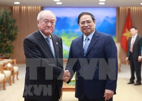 越南政府总理范明政会见日本财务大臣铃木俊一