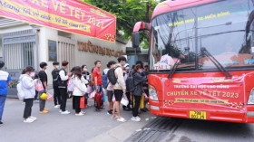 护送贫困学生返乡过年的‘爱心专车’