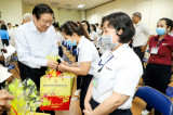 中央工作代表团走访慰问平阳省家境困难的工人并赠送礼物