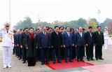 越南党和国家领导人在春节前夕入陵瞻仰胡志明主席遗容