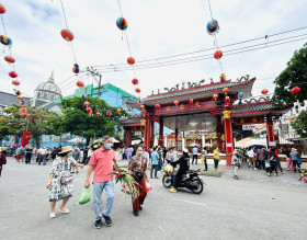 土龙木市人民委员会主席阮秋菊：庙会期间秩序安全工作得以保障，留下许多美好印象
