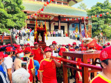 Lễ rước kiệu Bà Thiên Hậu thu hút đông đảo người dân và du khách thập phương tham gia