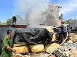 Lực lượng chức năng cùng người dân dập tắt đám cháy tại cơ sở kinh doanh đồ cũ