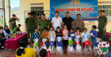 Trao tặng quà cho học sinh đồng bào dân tộc thiểu số tại Lâm Đồng