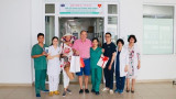 两名曾经感染Covid-19的英国患者探访并感谢越南医护人员