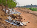 Cần xử lý tình trạng đổ trộm rác công nghiệp bên đường