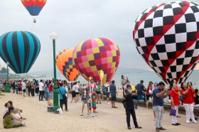 Ngày hội khinh khí cầu thu hút hàng nghìn du khách đến Bình Thuận