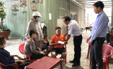 Vụ cháy cơ sở hàng hóa: Chính quyền phường Phú Hòa thăm hỏi, trao hỗ trợ 5 triệu đồng cho chủ cơ sở bị thiệt hại