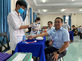 向各级阵线干部免费咨询和看病
