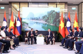 越南国家主席武文赏接见老挝建国阵线中央委员会主席辛拉冯