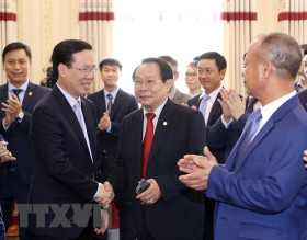 Chủ tịch nước thăm Đại sứ quán và cộng đồng người Việt tại Lào