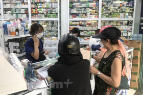 Hà Nội: Số ca COVID-19 tăng, kit test, thuốc cảm cúm 'nóng' trở lại