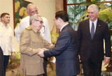 越南国会主席王廷惠会见劳尔·卡斯特罗·鲁斯大将和古巴共产党中央委员会第一书记、国家主席米格尔·迪亚斯-卡内尔