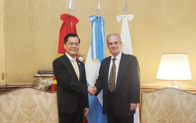 越南外交部副部长何金玉会见阿根廷外交、国际贸易及宗教事务部代理部长