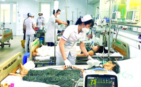 Nỗ lực hoàn thiện hệ thống, nâng cao công tác chăm sóc sức khỏe nhân dân