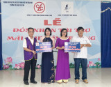 Trao tặng công trình “Mái che sân trường” cho trường Tiểu học Phú Tân