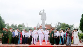 National flag raised on Co To island to mark late leader’s trip